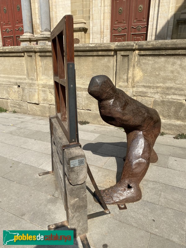 Vic - Escultura <i>kantoriana</i>. Plaça de la Catedral