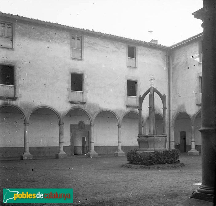 Vic - Convent del Carme. Claustre