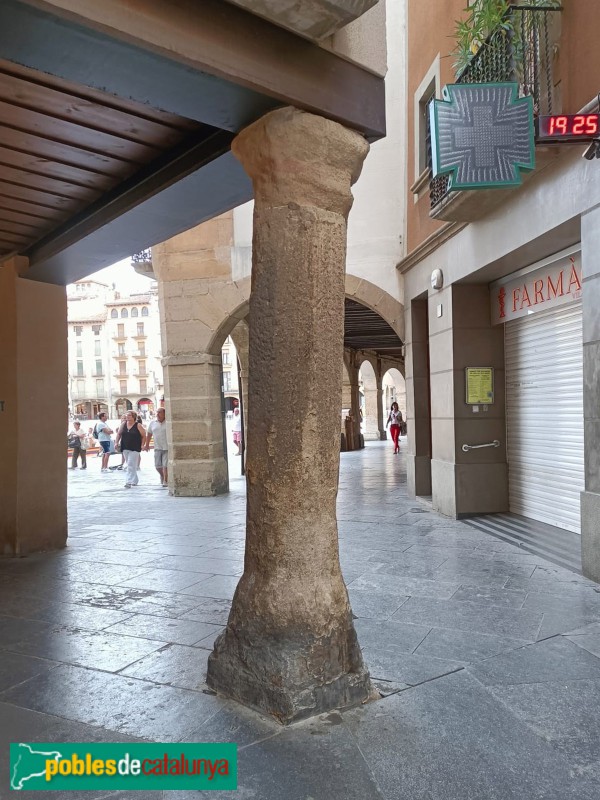 Vic - Plaça Major. Columna medieval