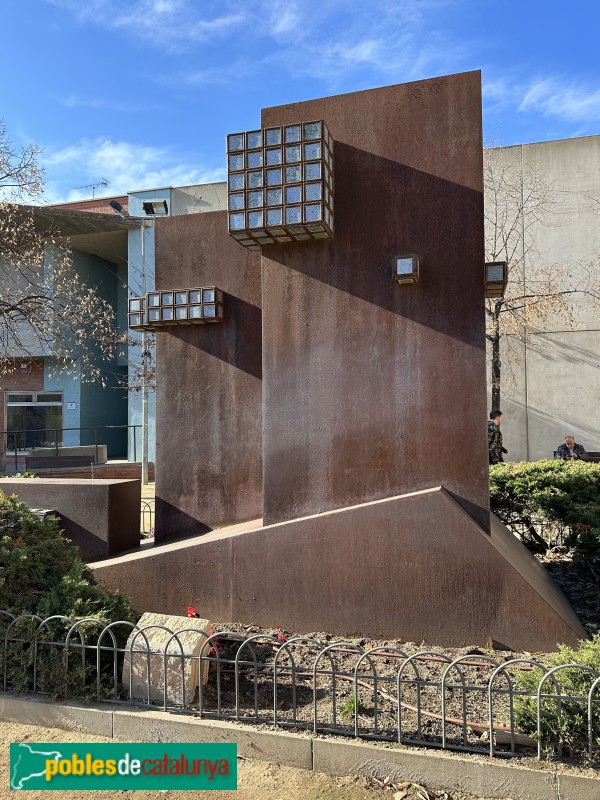 Canovelles - Escultura de la plaça del CAP