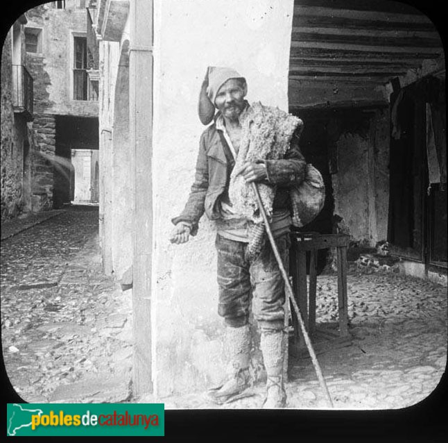 Carrer del Pont de Suert amb personatge de l'època