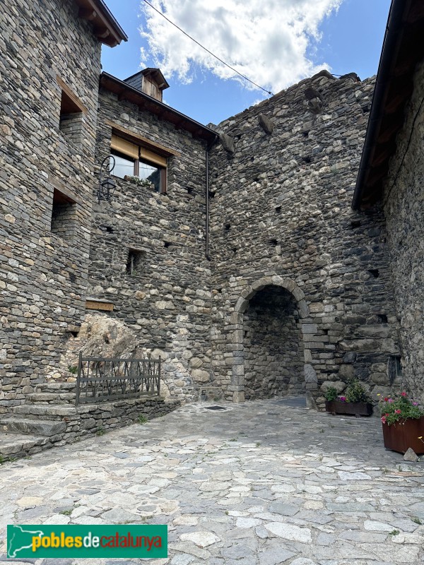 Boí - Porta de la muralla (Foto: Albert Esteves, 2023) Boí - Porta de la muralla