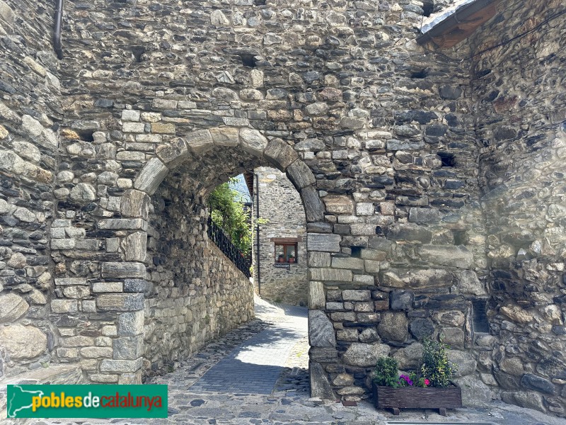 Boí - Porta de la muralla (Foto: Albert Esteves, 2023) Boí - Porta de la muralla