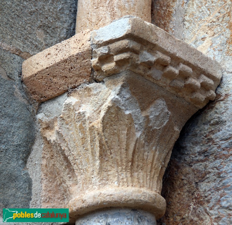 Cóll - Església de Santa Maria. Capitell de la portada (Foto: Albert Esteves, 2023) Cóll - Església de Santa Maria. Capitell de la portada