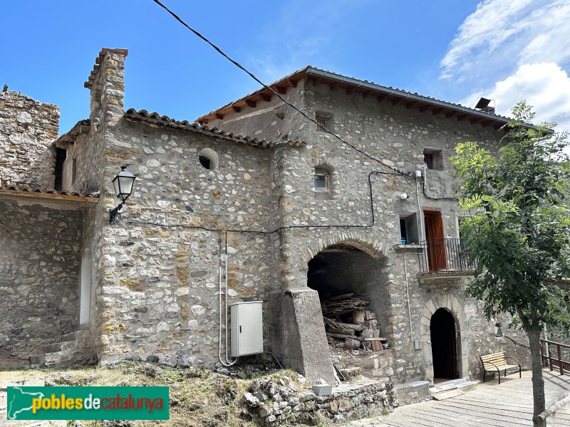 Abella d'Adons - Església de Santa Cecília i casa Perucho