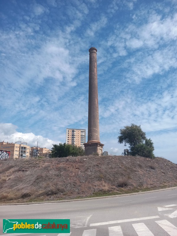 Montgat - Xemeneia de l'antiga fàbrica ERT