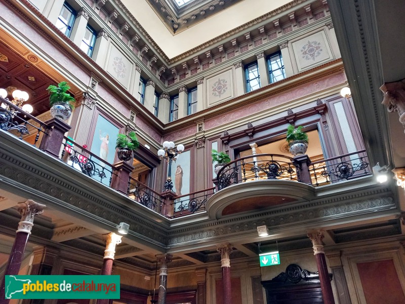 Barcelona - Palau Casades. Balcó interior