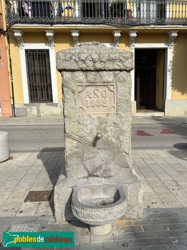 Llinars del Vallès - Plaça de Caritg. Font