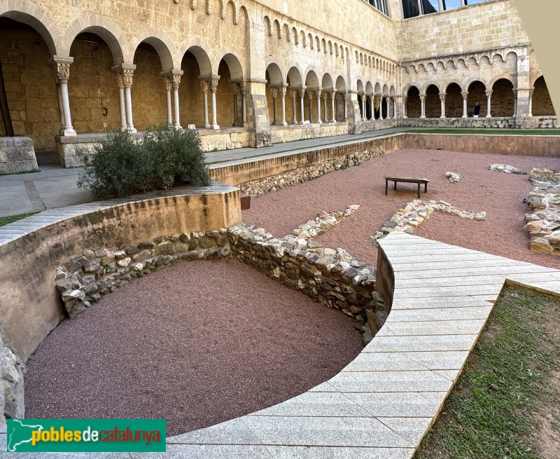 Monestir de Sant Cugat del Vallès - Claustre. Restes de l'església paleocristiana