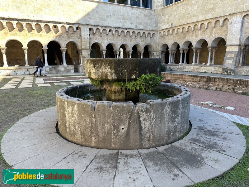 Monestir de Sant Cugat del Vallès - Brollador del claustre