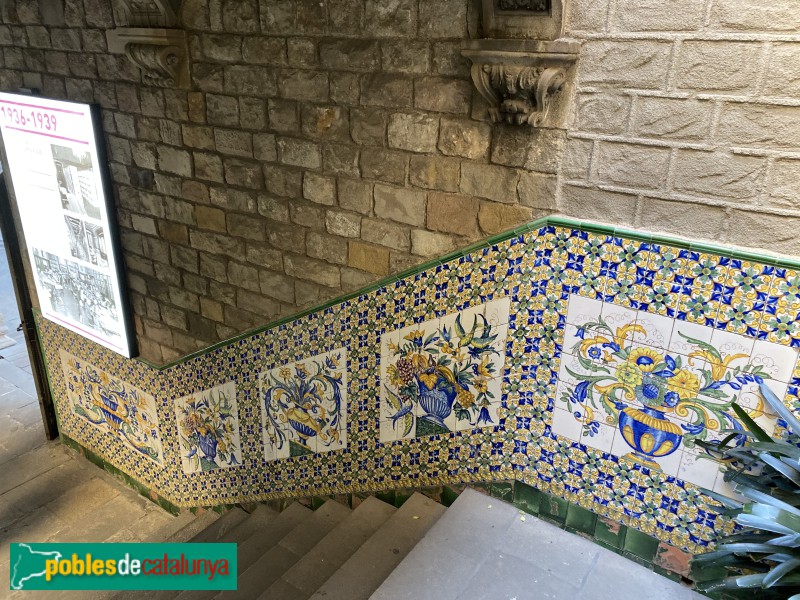 Barcelona - Casa de l'Ardiaca. Mosaics noucentistes