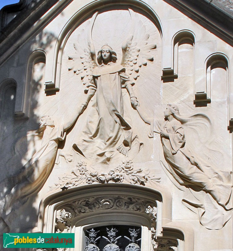 Vilafranca del Penedès - Cementiri. Panteó Via-Oliveras (Foto: Albert Esteves, 2012) Vilafranca del Penedès - Cementiri. Panteó Via-Oliveras