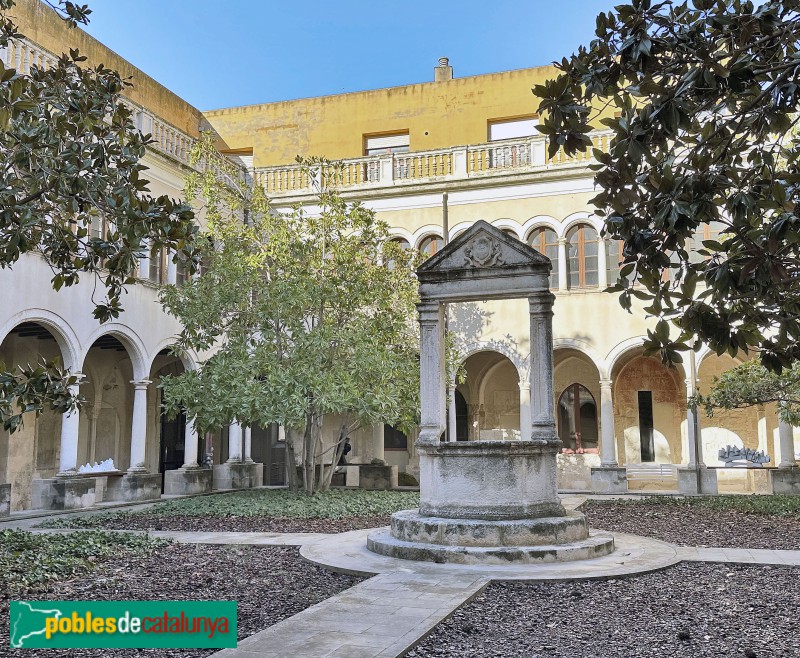 Vilafranca del Penedès - Claustre de Sant Francesc. Pou renaixentista