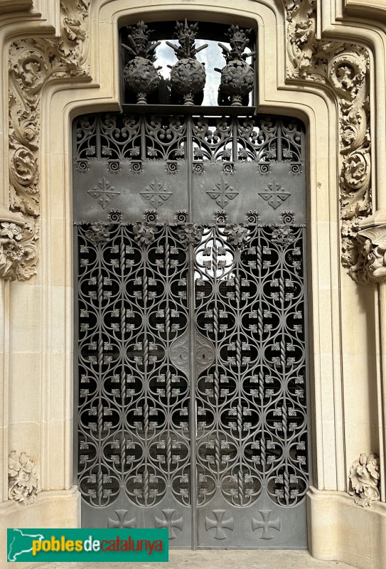 Vilafranca del Penedès - Cementiri. Panteó Via-Oliveras (Foto: Albert Esteves, 2024) Vilafranca del Penedès - Cementiri. Panteó Via-Oliveras