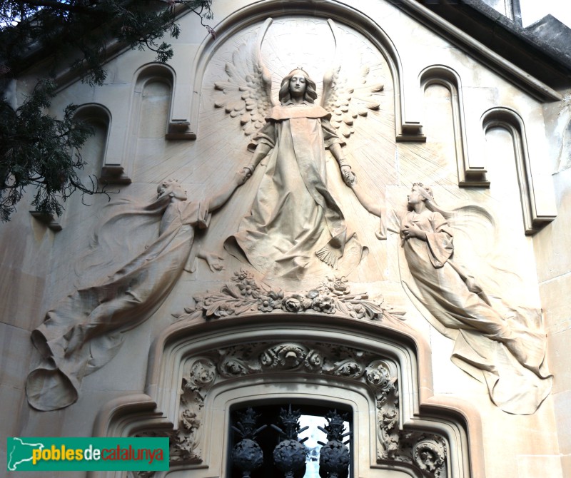 Vilafranca del Penedès - Cementiri. Panteó Via-Oliveras (Foto: Albert Esteves, 2024) Vilafranca del Penedès - Cementiri. Panteó Via-Oliveras