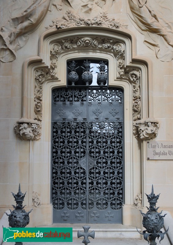 Vilafranca del Penedès - Cementiri. Panteó Via-Oliveras (Foto: Albert Esteves, 2024) Vilafranca del Penedès - Cementiri. Panteó Via-Oliveras