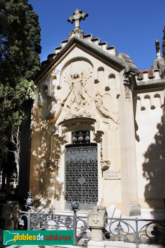 Vilafranca del Penedès - Cementiri. Panteó Via-Oliveras (Foto: Albert Esteves, 2012) Vilafranca del Penedès - Cementiri. Panteó Via-Oliveras