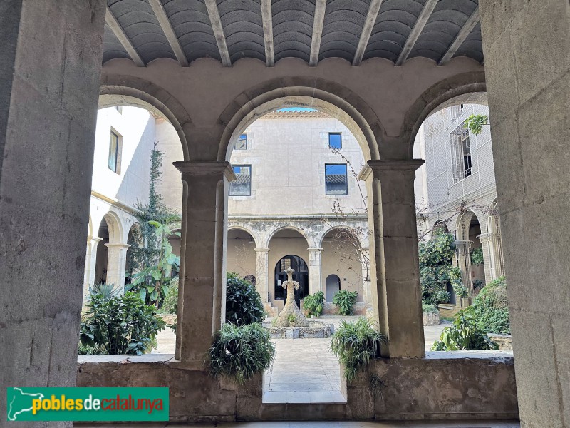 Ulldecona - Convent dels Dominics. Claustre