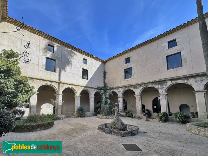 Ulldecona - Convent dels Dominics. Claustre