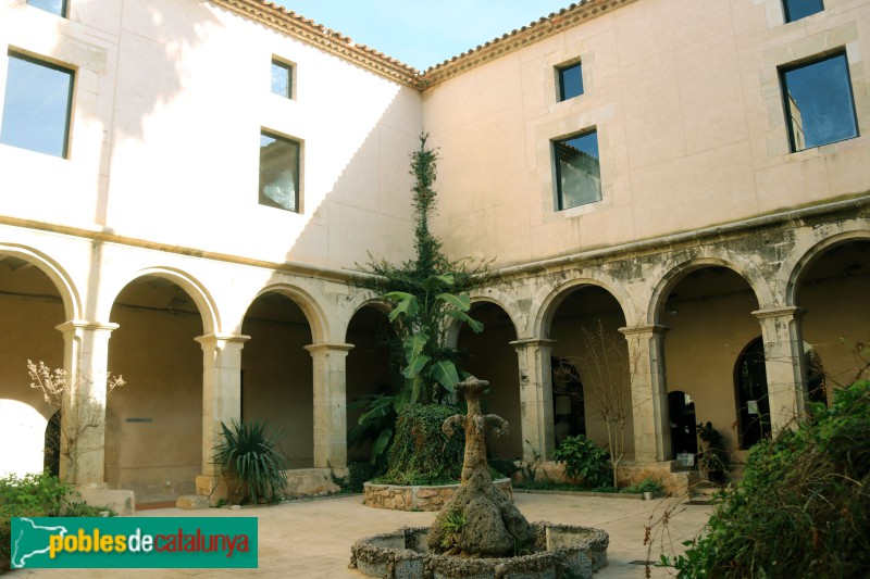 Ulldecona - Convent dels Dominics. Claustre