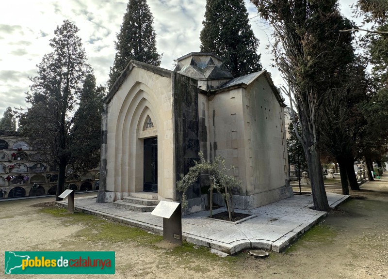 Vilafranca del Penedès - Cementiri. Panteó Gual Miró (Foto: Albert Esteves, 2024) Vilafranca del Penedès - Cementiri. Panteó Gual Miró