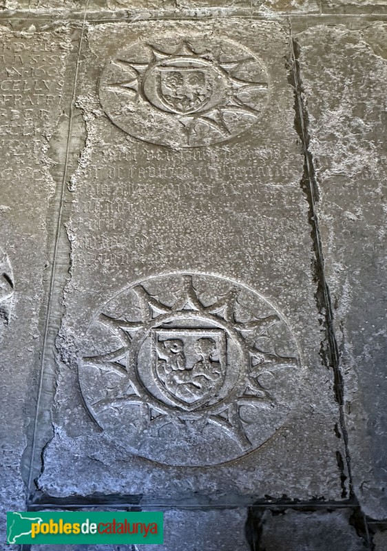 Girona - Claustre de la catedral. Làpida al terra