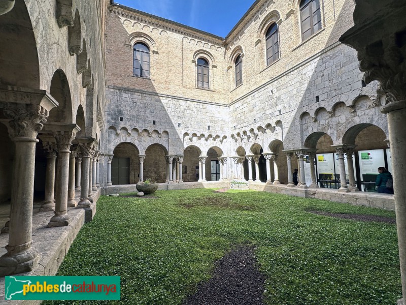 Girona - Sant Pere de Galligants. Claustre