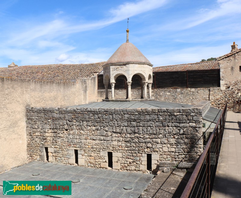 Girona - Banys àrabs. Templet