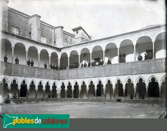 Girona - Convent de Sant Domènec. Claustre del convent convertit en caserna d'infanteria