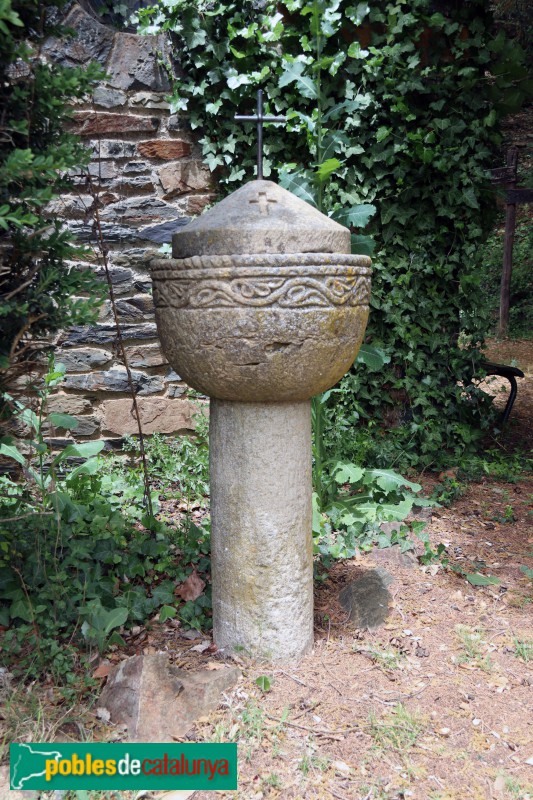 Montseny - Capella de Sant Bernat de Menthon. Pica baptismal