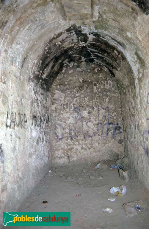 Bigues i Riells del Fai - Castell de Montbui. Sala del castell de Montbui en ruïnes