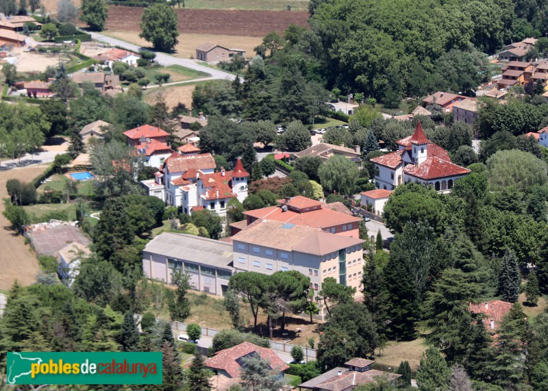 Tona - Urbanització Roqueta, amb les torres Llussà i Simón al centre de la imatge