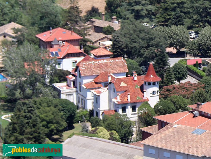 Tona - Torres Lluçà, amb la Torre Rosales en primer terme