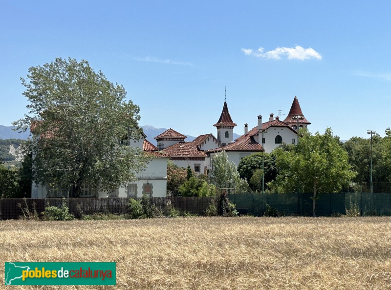 Tona - Torres Lluçà i Torre Simón, al fons