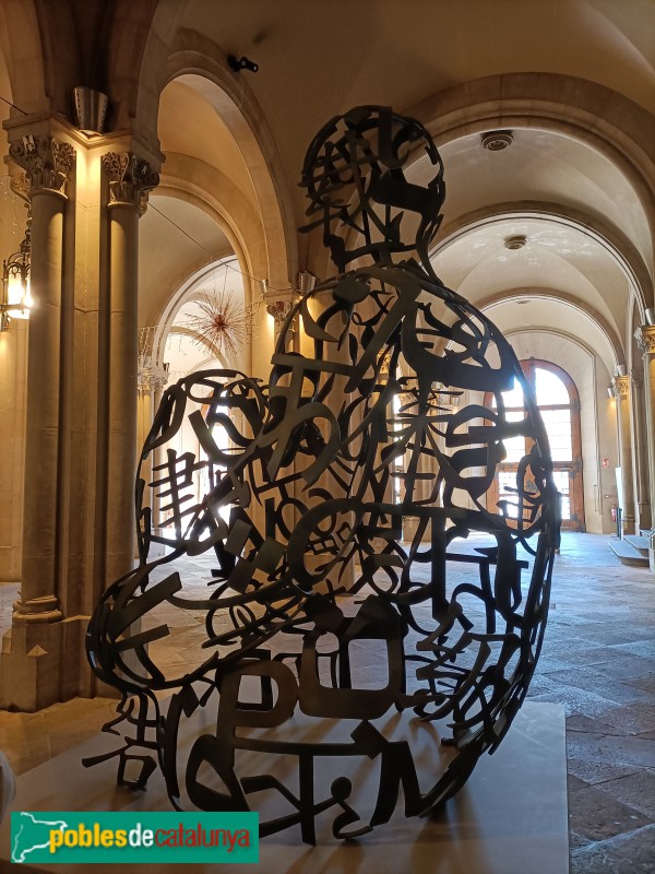 Barcelona - Universitat. Escultura <i>Arrels</i>, de Jaume Plensa