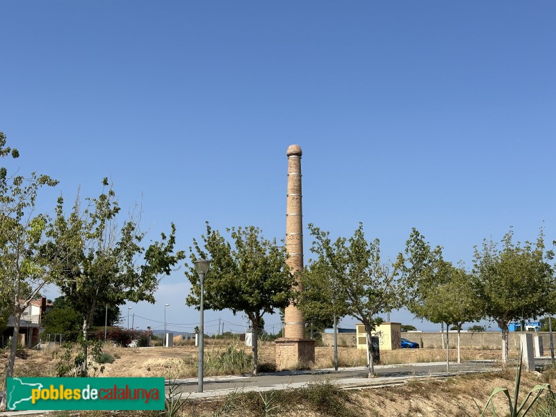Cambrils - Xemeneia de la bòbila d'en Rigual (Foto: Albert Esteves, 2024) Cambrils - Xemeneia de la bòbila d'en Rigual