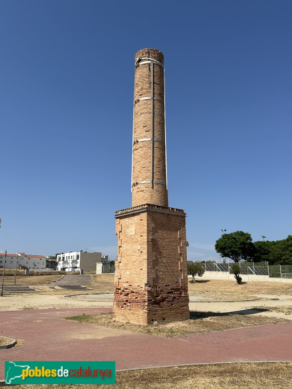 Cambrils - Xemeneia de la bòbila Vidiella (Foto: Albert Esteves, 2024) Cambrils - Xemeneia de la bòbila Vidiella
