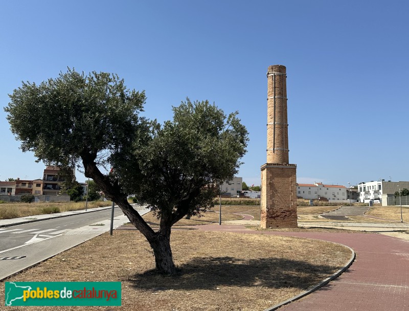 Cambrils - Xemeneia de la bòbila Vidiella (Foto: Albert Esteves, 2024) Cambrils - Xemeneia de la bòbila Vidiella