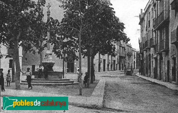 Reus - Creu i font de la plaça de la Sang. Postal antiga