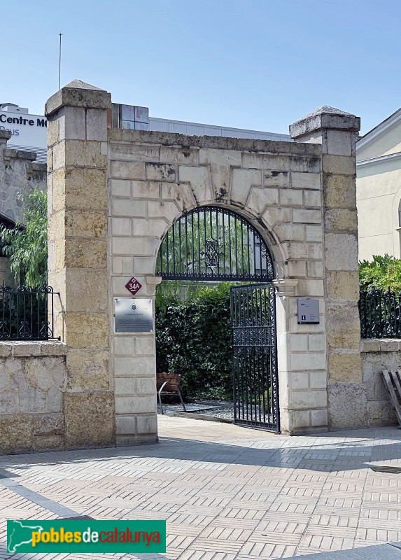 Reus - Antic Dispensari Antituberculós. Portada de l'antic convent de monges carmelites