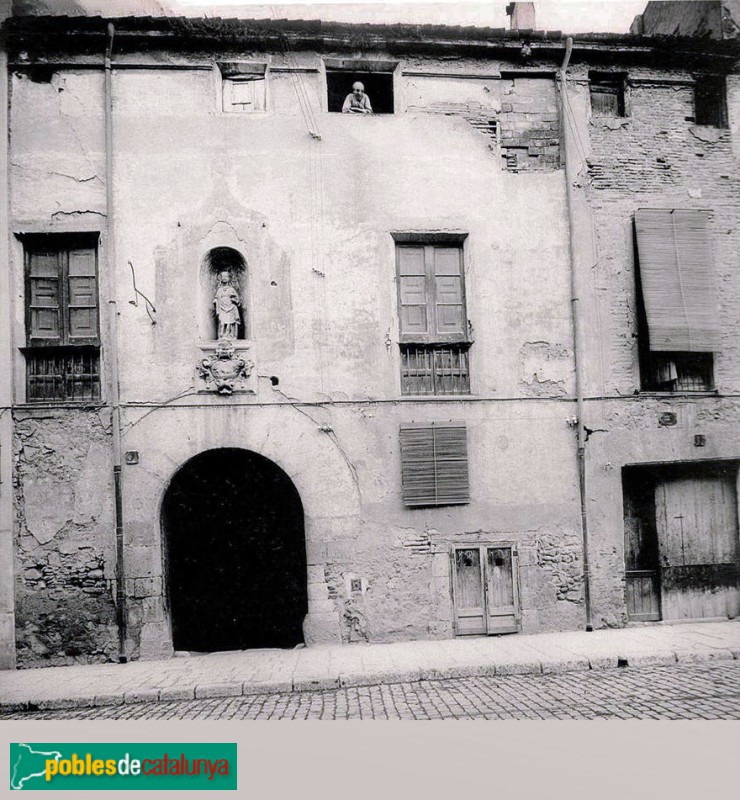 Reus - Germandat de Sant Isidre i Santa Llúcia. Edifici antic