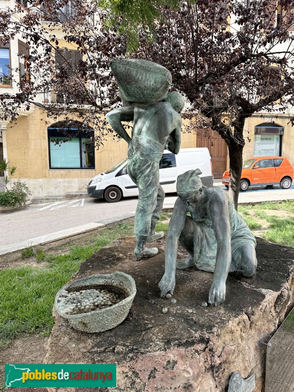 Riudoms - Escultura <i>La plegadora d'avellanes</i>