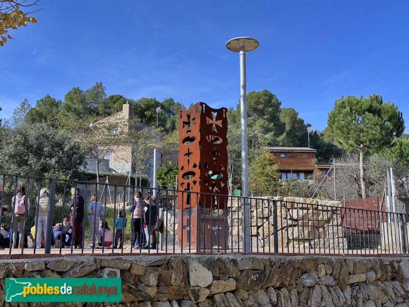 Almoster - Escultura <i>Les Quatre Creus</i>