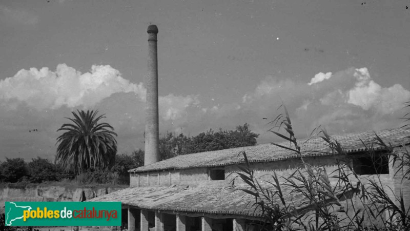 Cambrils - Antiga bòbila (Foto: Montserrat Vidal-Barraquer i Flaquer, 1944) Cambrils - Antiga bòbila