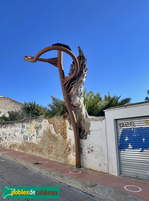 Sant Pere de Ribes - Carrer del Pi. Estructura que aguanta el pi