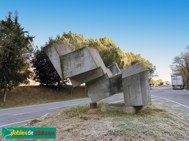 Sant Celoni - Escultura <i>Blocs de cases sense finestres</i>