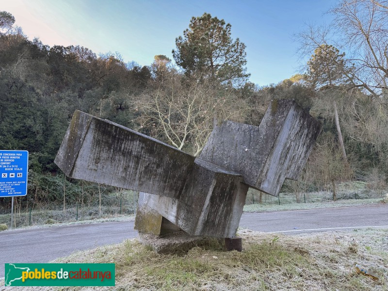 Sant Celoni - Escultura <i>Blocs de cases sense finestres</i>