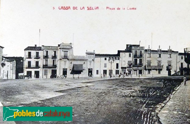 Cassà de la Selva - Plaça de la Coma, amb el Centre Recreatiu, abans de la reforma. Postal antiga