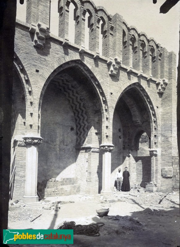 Cervelló - Sant Esteve de Cervelló durant la seva construcció (Foto: <i>Arxiu Fotogràfic de Barcelona</i>, 1904) Cervelló - Sant Esteve de Cervelló durant la seva construcció