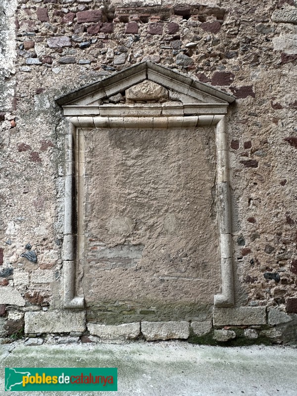 Alforja - Església de Sant Miquel. Porta lateral, cegada (Foto: Albert Esteves, 2025) Alforja - Església de Sant Miquel. Porta lateral, cegada